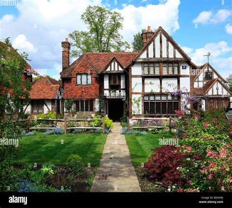 what are tudor houses made of|did tudor houses have gardens to grow things.